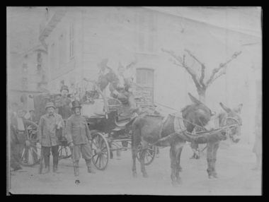 Reproduction d’une photographie du char tiré par deux ânes durant le passe-rue de la danse du Baïar à Esquièze-Sère en 1923-1924 (French) thumbnail