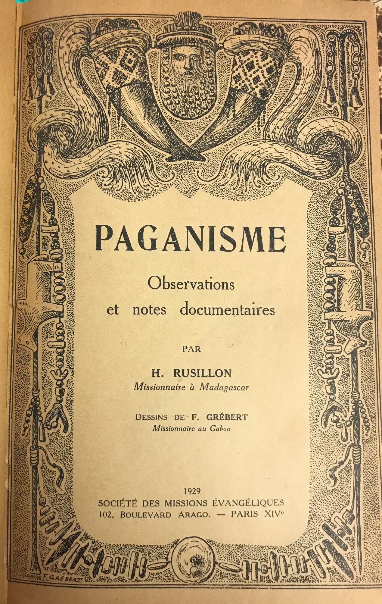 Figure 12 - « Composition malgache » dessinée par le pasteur
            Fernand Grébert pour la couverture du  d’Henry Rusillon, publié en 1929 par
            la Société des missions évangéliques.