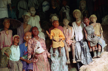 Statuettes tau-tau représentant les ancêtres, devant un lieu de sépultures., Tau-tau representing the ancestors, in front of burial site. (anglais), Patung tau-tau para leluhur, depan makam. (indonésien) la vignette