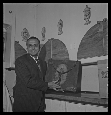 Joseph Deloncle, conservateur du musée Castillet, tenant un tambour à deux peaux clouées sur cadre avec chapelet de grelots la vignette