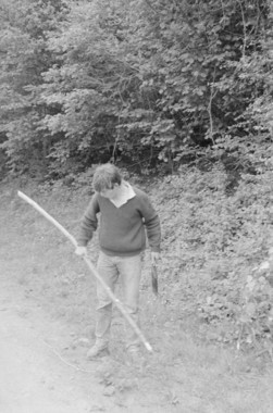 René Marot, 17 ans. Fabrication d'un hautbois d'écorce : retour au village avec la branche coupée. la vignette
