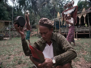 Burake Lumbaa shaking his pellet drum during a prayer, bua’ kasalle, Bamba (Deri), 1993., Officiant burake Lumbaa agitant son tambour à boules fouettantes tout en priant, Bamba (Deri), 1993. (French), Pemangku adat to burake Lumbaa menggoyang-goyangkan gendangnya pada upacara doa ritus bua’, Bamba, Deri, Parinding, 1993. (Indonesian) thumbnail