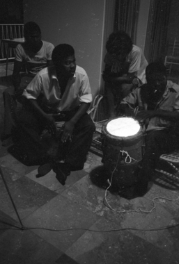 Deux joueurs de tambour dits "N'goba" (la nuit) la vignette