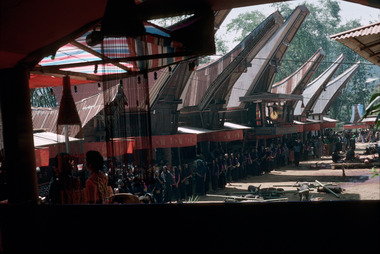 Cortèges d'invités à Penduan Ra'ba, 2001., Lines of guests, Penduan Ra’ba, 2001. (anglais), Iring-iringan tamu, Penduan Ra’ba, 2001. (indonésien) la vignette