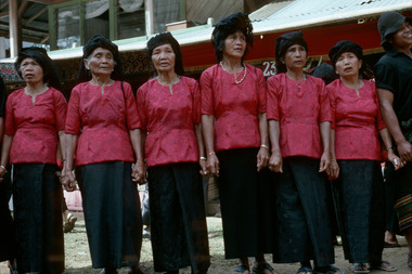 Chanteuses de badong, Penduan Ra'ba, 2001., Badong singers at Penduan Ra’ba, 2001. (anglais), Penyanyi perempuan dalam badong di Penduan Ra’ba, 2001. (indonésien) la vignette