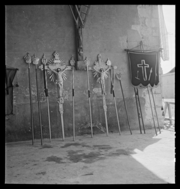 Procession de la Sanch. Bannières et crucifix sous le porche de l’église Saint-Jacques avant le départ de la procession la vignette