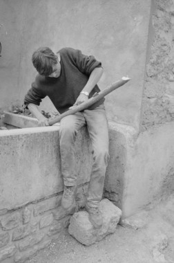 René Marot, 17 ans. Fabrication d'un hautbois d'écorce : découpage de l'écorce. la vignette