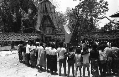 Badong autour du corps, 1991., Badong around the body, 1991. (anglais), Tarian badong di sekitar jenazah, 1991. (indonésien) la vignette