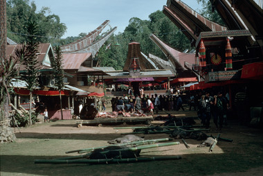 View of the courtyard at Penduan Ra’ba –welcoming the guests, 2001., Vue de la cour à Penduan Ra'ba, lors de l'accueil des invités, 2001. (French), Keadaan arena pada hari penerimaan para tamu, Penduaan Ra’ba, Pangngala’, 2001. (Indonesian) thumbnail