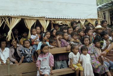 Audience, merok ritual, Minanga Ulusalu, Sa'dan Malimbong, 1993., Public, fête merok, Minanga Ulusalu, Sa'dan Malimbong, 1993. (French), Penonton, ritus merok, Minanga Ulusalu, Sa’dan Malimbong, 1993. (Indonesian) thumbnail