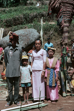 20. A family sponsoring the maro, Torea, 1993., 20. Une famille commanditaire du rituel maro, Torea, 1993. (French), 20. Sebuah keluarga anggota ritus maro, Torea, 1993. (Indonesian) thumbnail