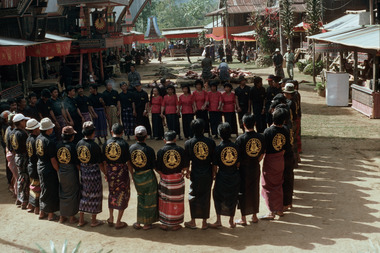 Badong for Ne' Bo'se'’s funeral, at Penduan Ra'ba, 2001., Ronde badong pour les funérailles de Ne' Bo'se', à Penduan Ra'ba, 2001. (French), Lingkaran badong pada pemakaman Ne’ Bo’se’ di Penduan Ra’ba, 2001. (Indonesian) thumbnail