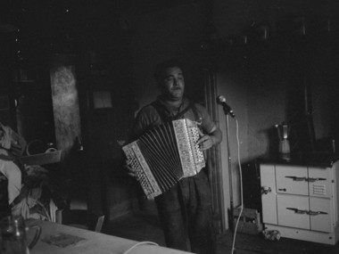Monsieur Mouret, accordéoniste à La Terrisse, jouant de son instrument la vignette