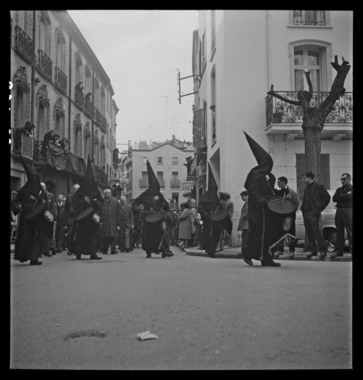Procession de la Sanch. Pénitents jouant du tambour en tête de cortège la vignette