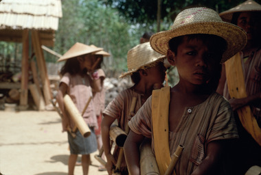 Enfants de l'orchestre, Sangngalla', 1991., Children’s band, Sangngalla', 1991. (anglais), Anak-anak pemain orkes, Sangngala’, 1991. (indonésien) la vignette