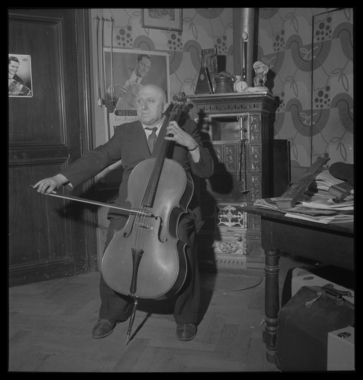 Monsieur Henri Poussier, marchand de musique et luthier, au 90-92, Grande rue, jouant du violoncelle la vignette