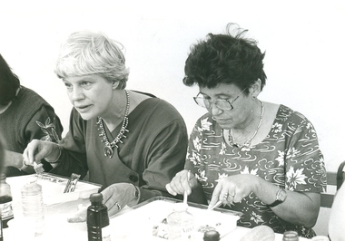 Vue prise lors du repas : à gauche Jutta Scherrer, à droite Vivianne Alleton la vignette