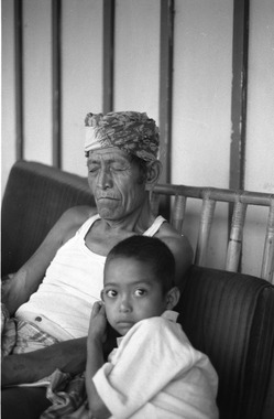 Ne’Lumbaa Se'pon or Lumbaa Kapala, Rantepao, 1993., To minaa Ne' Lumbaa Se'pon ou Lumbaa Kapala, Rantepao, 1993. (French), To minaa Ne’ Lumbaa Se’pon atau Lumbaa Kapala, Rantepao, 1993. (Indonesian) thumbnail