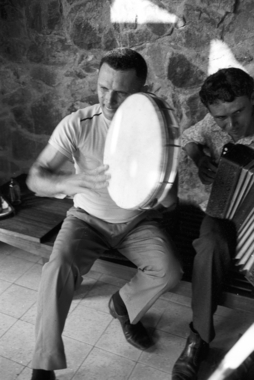 Informateurs, musiciens et chanteurs à l'accordéon, au tambour et aux hochets (French) thumbnail
