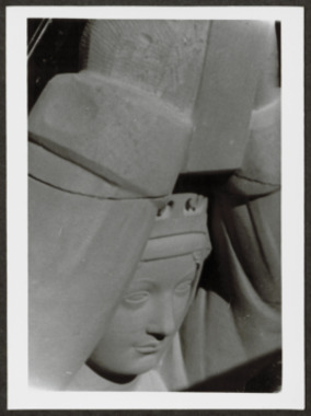 J.3.1.06.1.1.001. Photographie représentant une tête de statue la vignette