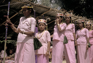 Arrivée des chanteuses de dandan, Tiroan, 1993., Arrival of dandan singers, Tiroan, 1993. (anglais), Kedatangan para penyanyi wanita dandan, Bittuang, 1993. (indonésien) la vignette
