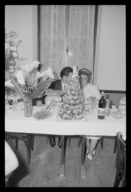 Mariage Dubois-Moriceau. Les mariés à table devant le gâteau la vignette