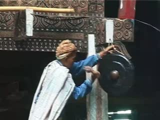 VIDEO: The officiant Ne’ Lumbaa strikes the gong, thus signifying the beginning of the funeral, 2000., VIDEO : L'officiant Lumbaa frappe le gong, signifiant ainsi le début des funérailles, To' Barana', 2000. (French), Pemangku adat Ne’ Lumbaa menabuh gong, sebagai tanda upacara pemakaman dimulai, To’ Barana’, 2000. (Indonesian) thumbnail