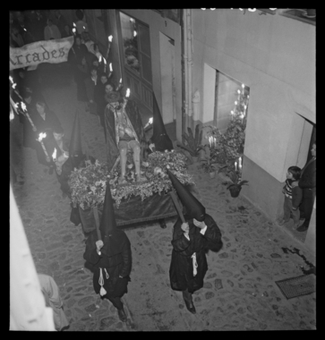 Procession nocturne du Vendredi Saint à Collioure. Misteri de Jésus en manteau rouge la vignette
