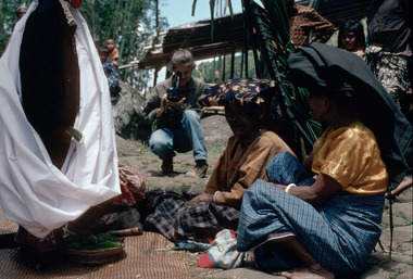 7. Offrande à l'effigie, à Pangleon (canton Saluputti), 1993., 7. Offering to the effigy. Pangleon (Saluputti), 1993. (anglais), 7). Sesajen untuk patung. Pangleon (Kecamatan Saluputti), 1993. (indonésien) la vignette