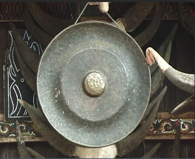 Gong suspendu à une maison, Sangngalla', 2001., Kettle-gong suspended from a house, Sangalla', 2001. (anglais), Gong yang digantungkan pada sebuah rumah, Sangngalla’, 2001. (indonésien) la vignette