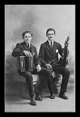 Deux musiciens de noces : Henri Dauba au violon et Anselme Dauba à l'accordéon la vignette