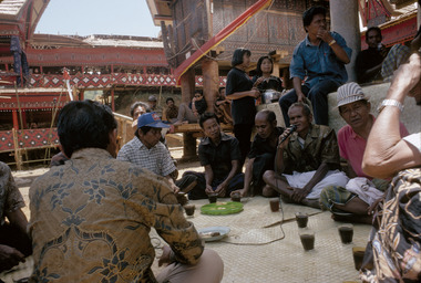 Choeur unnosong, Sa'dan Malolo, septembre 1993., Chorus unnosong, Sa'dan Malolo, September 1993. (anglais), Kor unnosong, To’ Malolo, Sa’dan, September 1993. (indonésien) la vignette