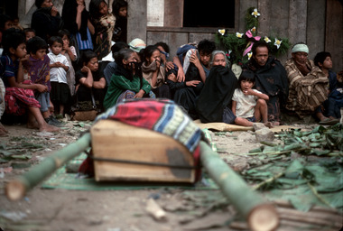 Décès d'enfant à Baruppu, 1991., Various types of funeral with buffalo sacrifice, according to Ne’ Lumbaa. (anglais), Beberapa jenis pemakaman tanpa kerbau korban menurut Ne’ Lumbaa. (indonésien) la vignette