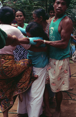 Séance de transe féminine lors du rituel maro, Sereale, 1993., Seance of a female trance, maro ritual, Sereale, 1993. (anglais), Pertunjukan wanita kesurupan pada saat ritus maro, Sereale, 1993. (indonésien) la vignette