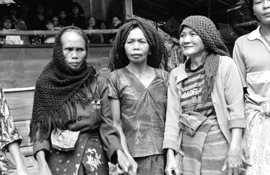 Chanteuses à Baruppu', 1993. Elles chantent à la quarte, Singers at Baruppu', 1993. They sing in fourths. (anglais), Para penyanyi wanita di Baruppu’, 1993. Mereka menyanyi dalam kuart. (indonésien) la vignette