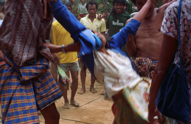 Transe féminine pendant un rituel maro, Sereale, 1993., Woman in trance during a maro, Sereale, 1993. (anglais), Kaum perempuan yang kerasukan pada ritus maro, Sereale, 1993. (indonésien) la vignette