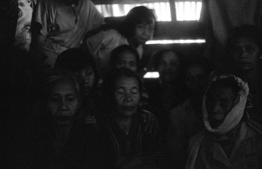 Défunte à Baruppu', 1993., Mendiang perempuan, Baruppu’, 1993. (indonésien), Dead woman, Baruppu', 1993. (anglais) la vignette