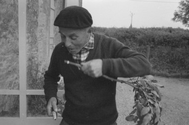 Gustave Laurenceau. Fabrication d'un sifflet d'écorce double (numéro d'inventaire de l'objet : 1967.48.26 la vignette