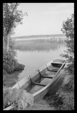 Barque de pêche sur le bord de l'étang la vignette