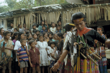 Danseuse de gellu', fête merok, Minanga Ulusalu, Sa'dan Malimbong, 1993., Gellu’ dancer, ritual merok, Minanga Ulusalu, Sa'dan Malimbong, 1993. (anglais), Penari perempuan gellu’, ritus merok, Minanga Ulusalu, Sa’dan Malimbong, 1993. (indonésien) la vignette