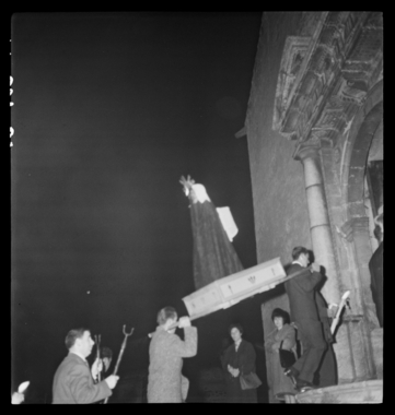 Procession nocturne du Jeudi Saint à Bouleternère. Le misteri de la Vierge Marie rentre dans l’église la vignette