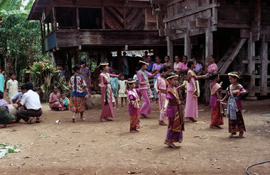 14. Danse de jeunes filles, gellu'., 14. Gellu’ dancers. (anglais), 14. Tarian gadis-gadis remaja, ma’gellu’. (indonésien) la vignette