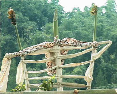 Sommet du mât cérémoniel bandera, To' Barana', 2000., Summit of the ceremonial mast bandera. To’ Barana’, 2000. (anglais), Puncak tiang upacara bandera, To’ Barana’, 2000. (indonésien) la vignette