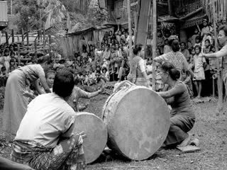 Gandang drums at the bua’ kasalle, Deri, 1993., Tambours gandang, Deri, 1993. (French), Gendang (gandang) pada pesta bua’, Deri, 1993. (Indonesian) thumbnail
