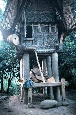 Drum hanging from rice granary., Tambour accroché au grenier à riz. (French), Gandang yang diikatkan di lumbung padi.  (Indonesian) thumbnail