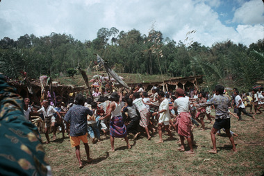 13. Rite of carrying women on a palanquin., 13. Rite du port des femmes sur un palanquin, Deri, 1993. (French), 13. Ritus pengantaran perempuan di atas tandu. (Indonesian) thumbnail