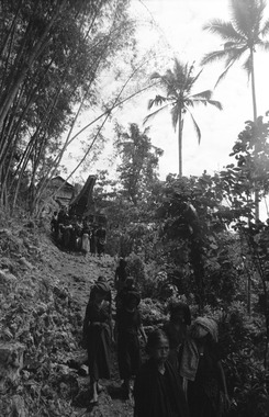 21. Le défunt est emporté vers sa sépulture, Bokko, 1993., 21. The deceased is carried to the grave, Bokko, 1993. (anglais), 21). Bokko, 1993. Mendiang diantar ke makamnya. (indonésien) la vignette