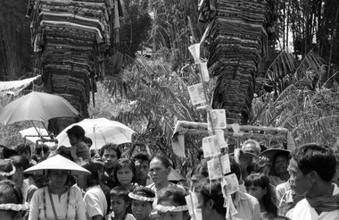 La foule devant les mâts bate, Torea, 1993., The crowd in front of the bate masts, Torea, 1993. (anglais), Sekumpulan orang banyak dalam arena upacara, Torea, 1993. (indonésien) la vignette