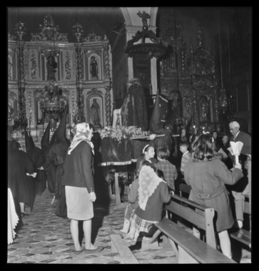 Procession nocturne du Vendredi Saint à Collioure, église Notre-Dame-des-Anges. Arrivée du misteri de Jésus en manteau rouge la vignette