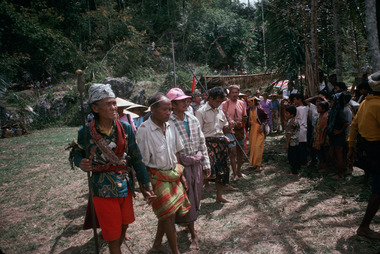 Les hommes tournent autour de la grande tour, bua' kasalle, Deri, 1993., The men turn around the platform, bua’ritual, Deri, 1993. (anglais), Kaum lelaki mengitari menara tinggi gorang, ritus bua’, Deri, 1993. (indonésien) la vignette